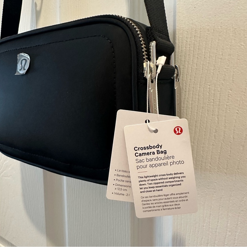 NEW! NWT Lululemon Black Crossbody Camera Bag 2L - Picture 2 of 6